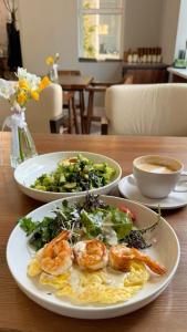 Jídlo v hotelu nebo okolí + 4 fotografie