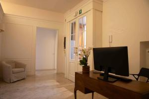 a living room with a computer monitor on a desk at Hotel Canada in Florence
