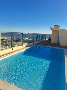 Swimmingpoolen hos eller tæt på Apartamento MARINA RESIDENCE