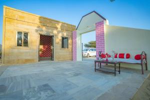 Το κτήριο όπου στεγάζεται  το κάμπινγκ