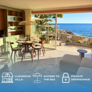 Villa Capdale Horizon with separate guest house في كاب دايل: غرفة طعام مع طاولة وإطلالة على المحيط