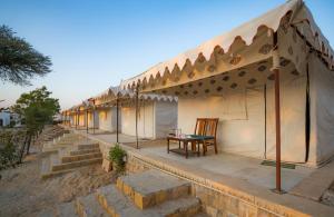 Το κτήριο όπου στεγάζεται  το κάμπινγκ