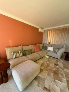 Villa Capdale Horizon with separate guest house في كاب دايل: غرفة معيشة مع أريكة في الغرفة