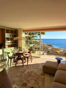 Villa Capdale Horizon with separate guest house في كاب دايل: غرفة معيشة مطلة على المحيط