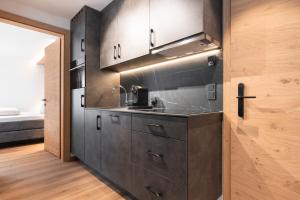 O bucătărie sau chicinetă la Almfried Apartments