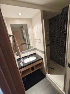 Un baño con lavabo y ducha en Mihailo hotel Andjela, en Kopaonik