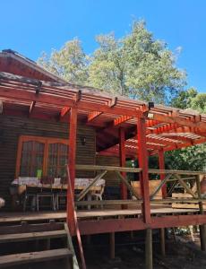 een houten pergola voor een hut bij Cabañas Armerillo in Colbún Alto