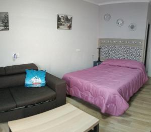 un soggiorno con un letto e un divano di Apartamento La Vista ad Algarrobo