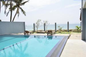 สระว่ายน้ำที่อยู่ใกล้ ๆ หรือใน Arrow Beach Hotel