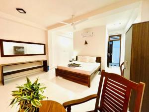 เตียงในห้องที่ Arrow Beach Hotel
