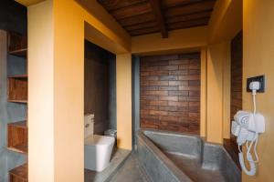 Villa Sri Ceylon في Habaraduwa Central: حمام مع مرحاض وحوض استحمام +50 صورة