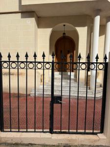 Μπαλκόνι ή βεράντα στο Spacious Swieqi Villa for Families Groups Close to Paceville and St Julians