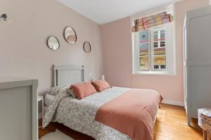 Ένα ή περισσότερα κρεβάτια σε δωμάτιο στο Maison de Pêcheur - La Coquette