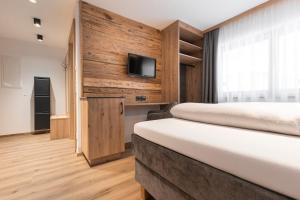 Un pat sau paturi într-o cameră la Almfried Apartments