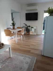 Η κουζίνα ή μικρή κουζίνα στο Birkdale 2 Bedroom Guest House Stay