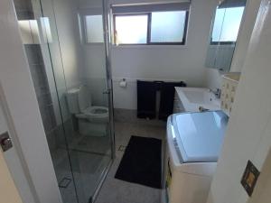 Ένα μπάνιο στο Birkdale 2 Bedroom Guest House Stay +16 φωτογραφίες