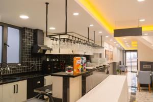 Kuchyň nebo kuchyňský kout v ubytování CALENBERG HOTEL + 46 fotografií