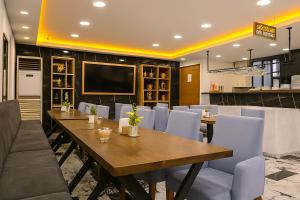 TV a/nebo společenská místnost v ubytování CALENBERG HOTEL