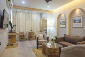 un soggiorno con un divano e un tavolo di Hotel Lake Shilloi a Dimāpur