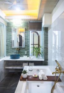 un ampio bagno con vasca e lavandino di Hotel Lake Shilloi a Dimāpur