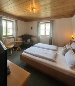 Un dormitorio con una cama grande en una habitación. en Hotel Gästehaus Gross, en Aschheim