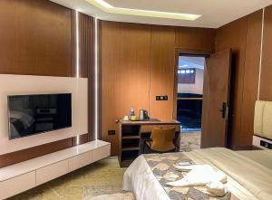 Μια τηλεόραση ή/και κέντρο ψυχαγωγίας στο Vegas Astoria Hotel & Suites Ltd