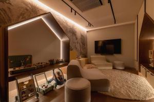 Μια τηλεόραση ή/και κέντρο ψυχαγωγίας στο Comfortable Studio in Katowice with Gym Sauna & Cinema by Noclegi Renters