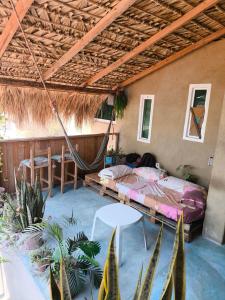 Habitacion vista al mar, Villa fiorito Zipolite. في زيبوليت: غرفة نوم مع أرجوحة في المنزل