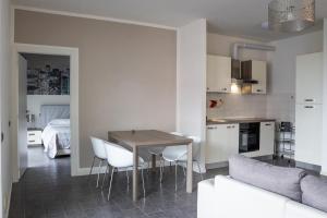 eine Küche und ein Wohnzimmer mit Tisch und Stühlen in der Unterkunft Urban Mobility Residence in Bologna