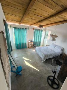 Habitacion vista al mar, Villa fiorito Zipolite. في زيبوليت: غرفة نوم بها سرير وسقف خشبي