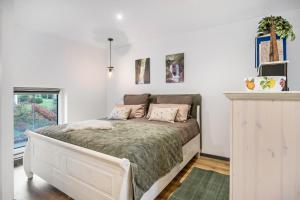 ein Schlafzimmer mit einem Bett und einem Fenster in der Unterkunft Ferienwohnung Eifelzauber in Willwerscheid