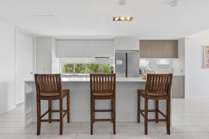 Sea Salt - Peppers Balé 1BR Apartment by uHoliday في كينغسكليف: مطبخ مع كرسيين وقمة كونتر +6 صور