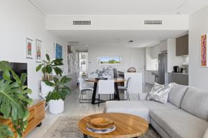 Sea Salt - Peppers Balé 1BR Apartment by uHoliday في كينغسكليف: غرفة معيشة بها أريكة وطاولة