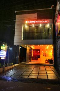 un edificio della sede centrale della terapia di notte con luci di Homey Residency vythiri a Padinjarathara