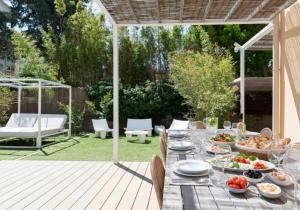 サントロペにあるVilla Acacias - Au coeur de Saint-Tropezのパティオ(テーブル、食器付) +22枚の写真