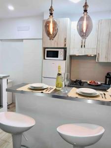 eine Küche mit zwei Hockern und einer Arbeitsplatte in der Unterkunft Casa Ventura, en el Corazón dé Tenerife in La Laguna