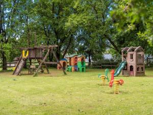 Ο χώρος παιχνιδιού για παιδιά στο Mobile Home in Sarazena in einem Ferienpark