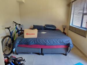 een slaapkamer met een bed met een doos erop bij Mvuli haven in Pretoria