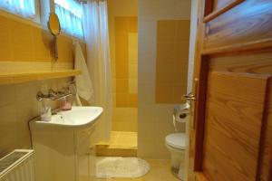 Koupelna v ubytování Half of a holiday home, large garden, terrace