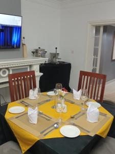 Μια τηλεόραση ή/και κέντρο ψυχαγωγίας στο La Vie Guest Lodge by Embiem