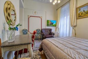 Theodoros Kolokotronis - Andromeda في نافبليو: غرفة نوم بها سرير وطاولة وكراسي