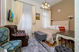 Theodoros Kolokotronis - Andromeda في نافبليو: غرفة نوم بها سرير وطاولة وكراسي