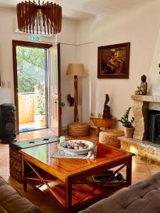 un soggiorno con tavolino e camino di Jasmine place a Kalamáta