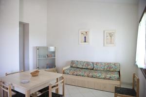 un soggiorno con un divano e un tavolo di Miriacheddu a San Teodoro