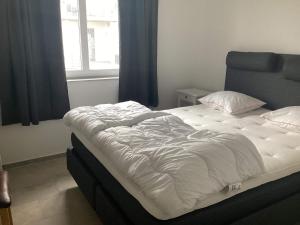 5 star holiday home in FALKENBERG في Anderstorp: سرير غير مرتب في غرفة نوم مع نافذة