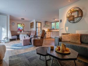 una sala de estar con un sofá y una mesa en Lovely villa on the edge of the forest, en Westermient