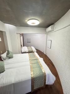 a bedroom with a large bed in a room at MARU KIX House in Izumi-Sano