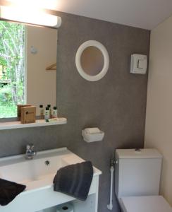 Ένα μπάνιο στο Les Cinq Chemins, Etape et Séjour inclusif au coeur des Volcans d'Auvergne