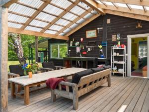 Κήπος έξω από το 6 person holiday home in Södertälje