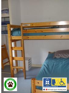 Ένα ή περισσότερα κρεβάτια σε δωμάτιο στο Les Cinq Chemins, Etape et Séjour inclusif au coeur des Volcans d'Auvergne